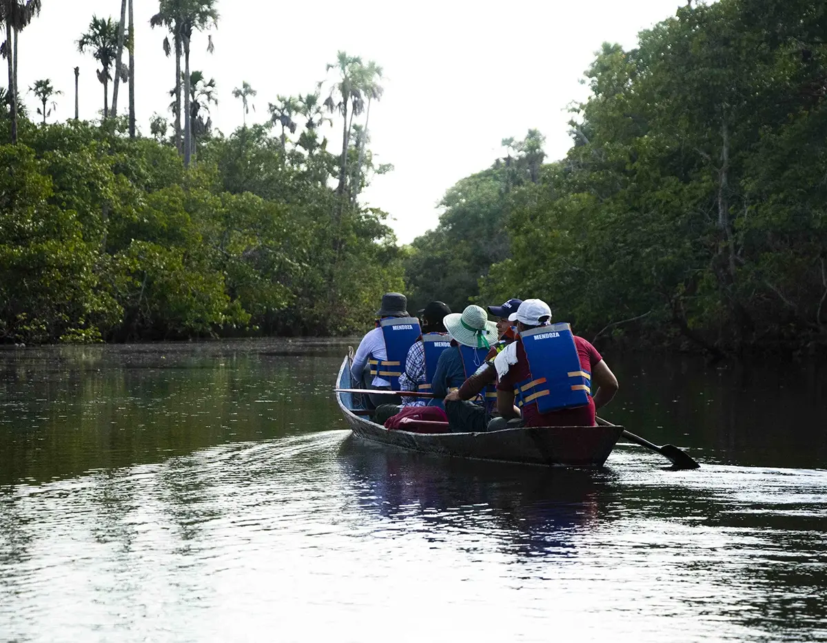 Transporte fluvial en la Macarena